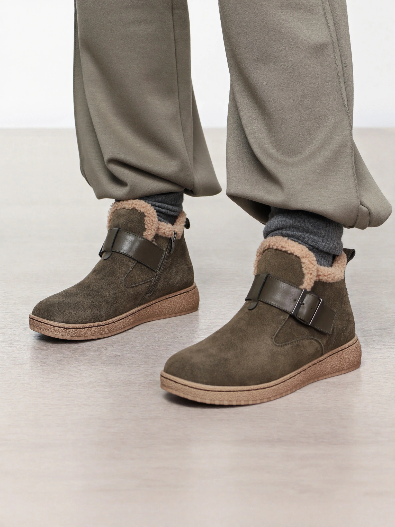 Ботинки цвета хаки с ремешком на низкой платформе